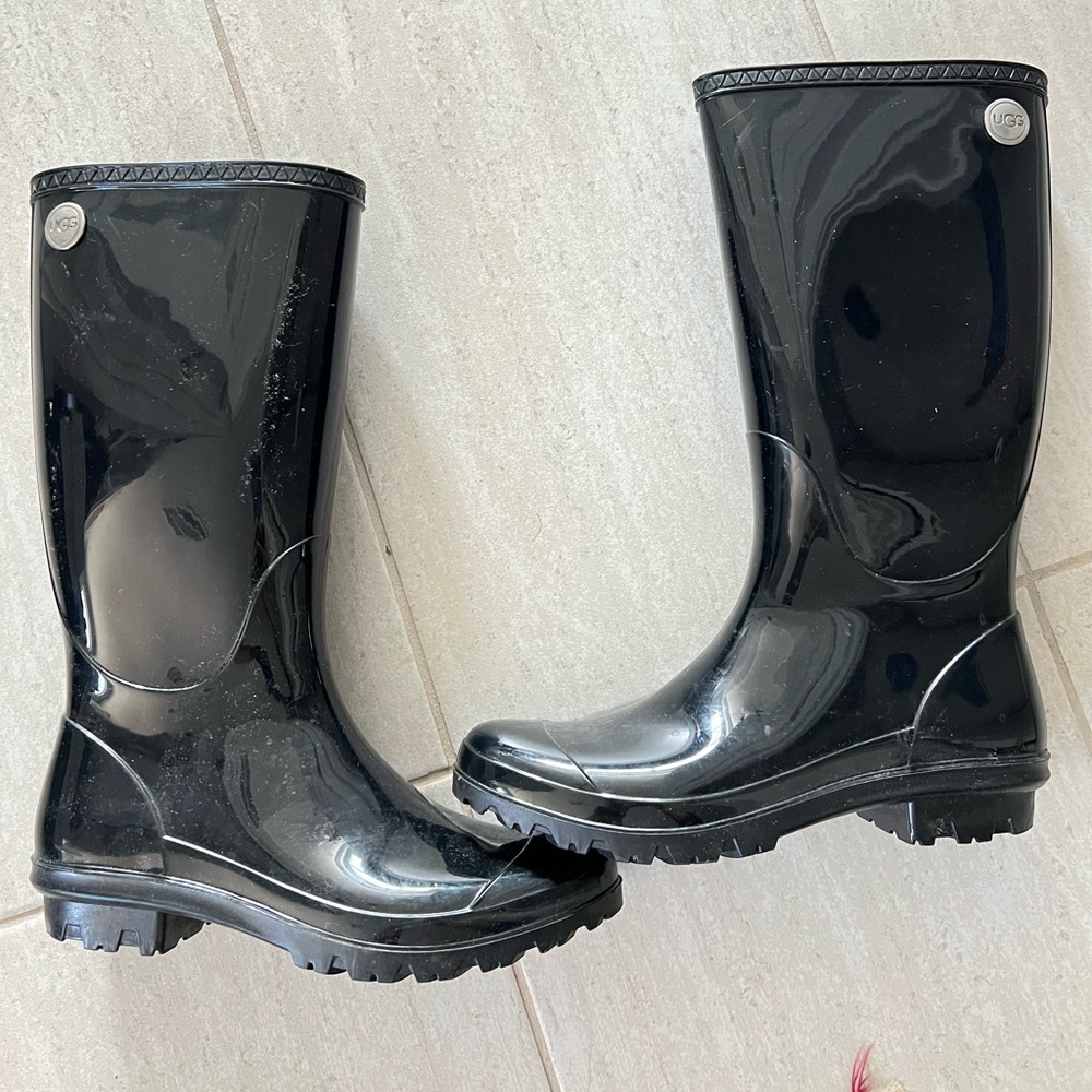 UGG rain boots 👢 size 8